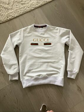 Kids size 7, Gucci White Crewneck Sweatshirt with Gold Logo and Green-Red Web